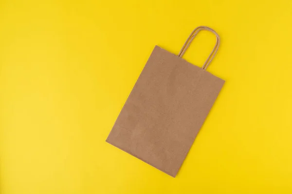 Bolsa Compras Papel Sobre Fondo Amarillo Copiar Espacio Prepárate Residuos —  Fotos de Stock