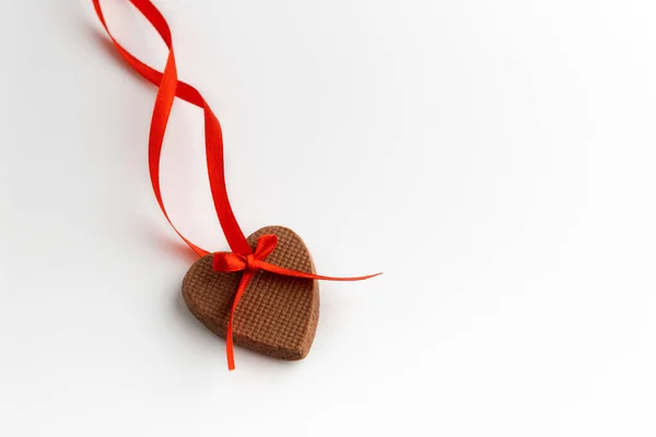 Hartvormig Peperkoekkoekje Met Rood Lint Witte Achtergrond Valentijnsdag — Stockfoto