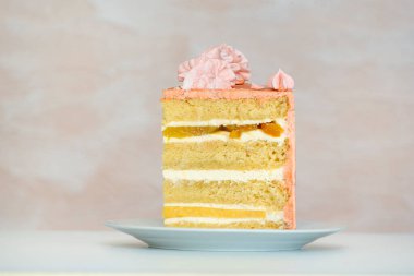 Beyaz tabakta çocuk oyuncağı. Sünger kekleri ve vanilyalı meyveli krema.