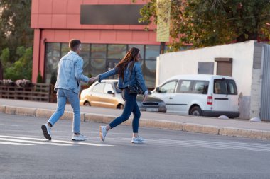 Birbirine aşık bir çift yaya geçidinde koşuyor.
