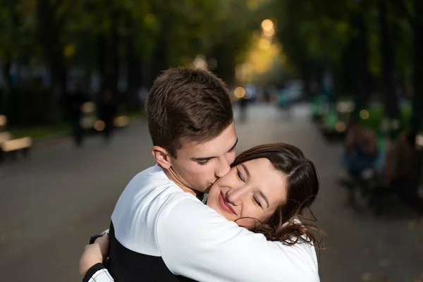 Retrato Una Hermosa Pareja Joven Parque Chico Suavemente Besó Mejilla — Foto de Stock