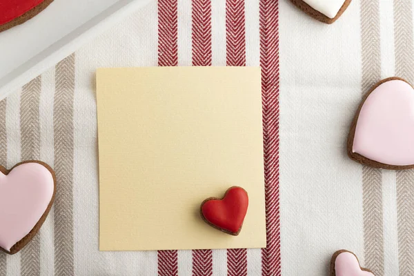 Blanco Papier Hartvormige Koekjes Ruimte Voor Groeten Moederdag Valentijnsdag — Stockfoto