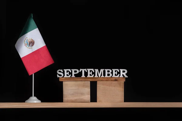 黑色背景上有墨西哥国旗的九月木日历 九月的墨西哥假期 — 图库照片