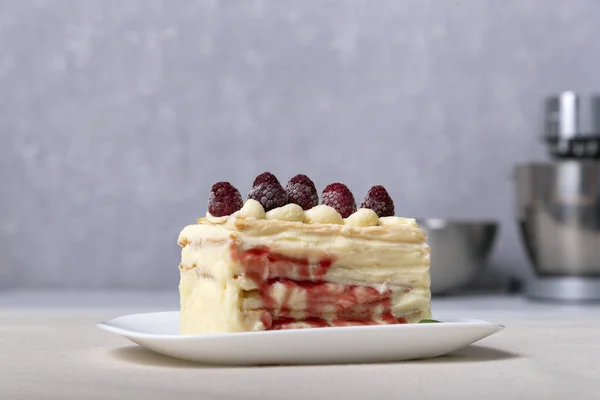 Pedazo Pastel Vainilla Con Crema Jarabe Frutas Bayas Cerca —  Fotos de Stock