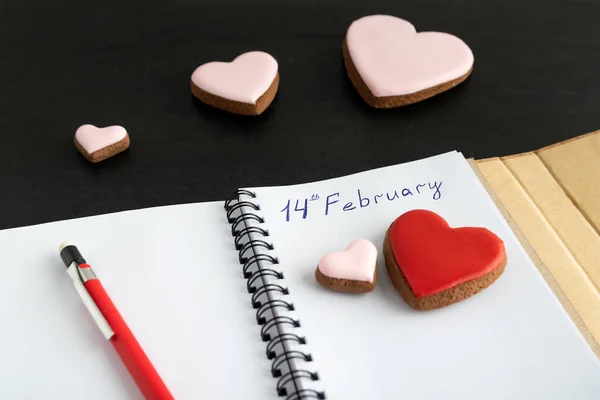 Inscripción Manuscrita Febrero Cuaderno Galletas Forma Corazón Día San Valentín — Foto de Stock
