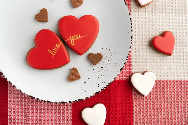 Groepshart Vormige Valentijnskoekjes Met Glazuur Liefde Tederheid — Stockfoto