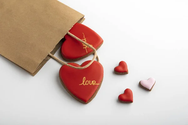 Paket Zencefilli Ekmek Beyaz Arka Planda Kırmızı Kalpler Sevgililer Için — Stok fotoğraf