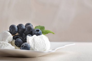 Taze yaban mersinli lezzetli kremalı pasta. Kapat..