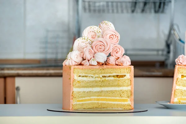 Authors Cake Made Sponge Cakes Vanilla Fruit Filling Marshmallow Cake — Stock Photo, Image