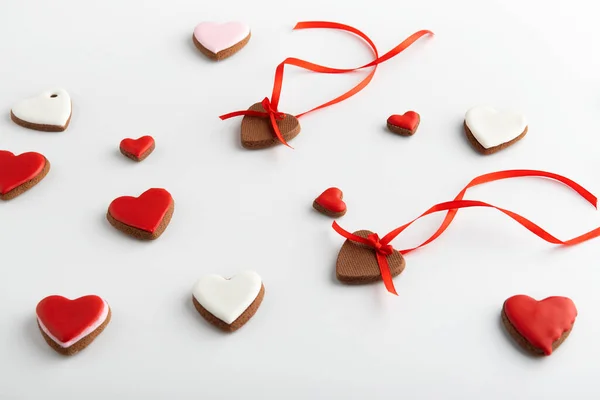 Rode Witte Harten Met Linten Witte Achtergrond Moederdag Vrouwendag Valentijnsdag — Stockfoto