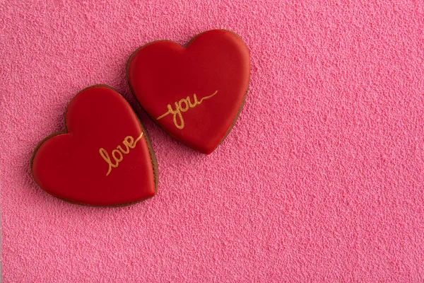 Dos Galletas Rojas Forma Corazones Con Inscripción Love Uoy Sobre —  Fotos de Stock