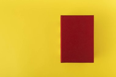 Sarı arkaplan manzaralı kırmızı kutu. Sarı arka planda kırmızı dikdörtgen. Uzayı kopyala Model