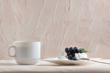 Yabanmersinli kek ve bir fincan kahveyle süslenmiş. Tatlı nefis.