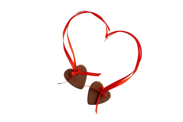 Два Сердечных Печенья Красными Лентами Изолированы Белом Фоне — стоковое фото