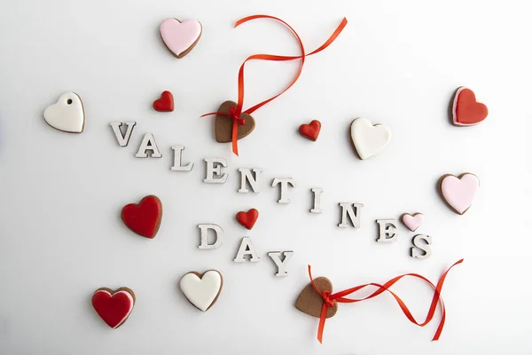 Valentijnsdag Inscriptie Vele Harten Koekjes Witte Achtergrond — Stockfoto