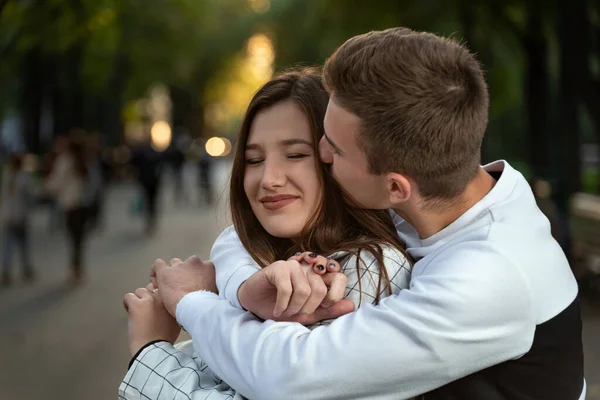 Portret Van Een Gelukkig Verliefd Stel Het Park Kerel Knuffelt — Stockfoto