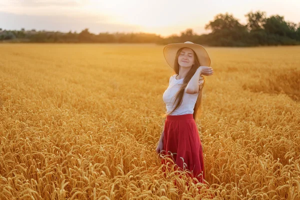 Jeune Belle Femme Chapeau Debout Parmi Les Tiges Blé Mûr — Photo