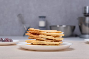 Meyveli turta yapmak için puf kek. Pasta için malzemeler.