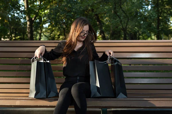 Joven Cliente Mujer Después Compras Con Varias Bolsas Descanso Parque —  Fotos de Stock
