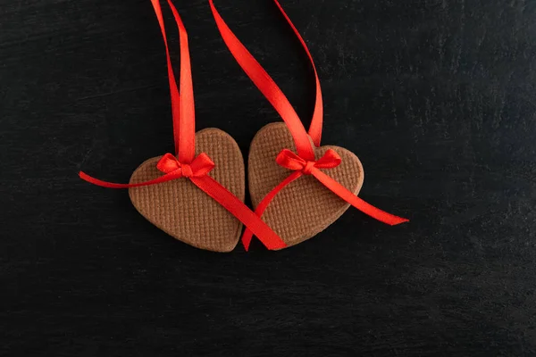 Twee Peperkoek Hartkoekjes Rode Linten Zwarte Achtergrond Moederdag Vrouwendag Valentijnsdag — Stockfoto