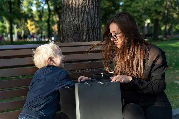 Portret Van Mam Jongen Het Park Met Boodschappentassen Winkelen Voor — Stockfoto