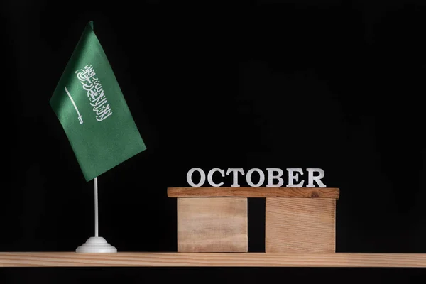 Trä Kalender Oktober Med Saudiarabien Flagga Svart Bakgrund Datum För — Stockfoto