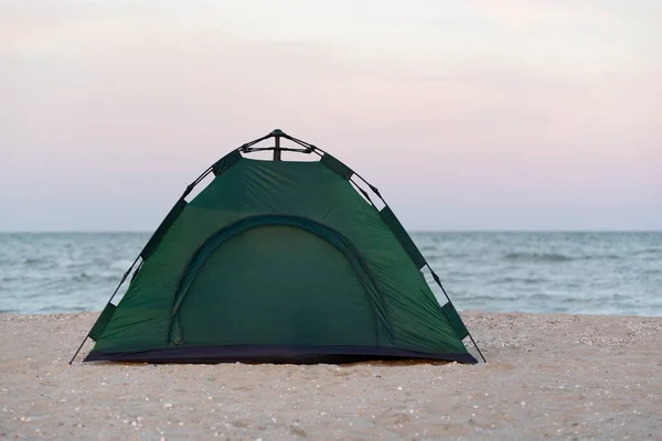 Berkemah Tenda Hijau Dekat Laut Saat Matahari Terbenam Wisata Aktif — Stok Foto