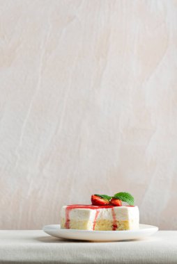 Meyve şuruplu cheesecake. New York klasiği. Dikey çerçeve.