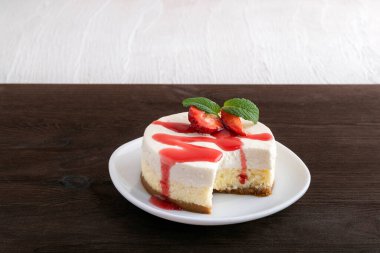 Taze çilek ve böğürtlen şuruplu duble cheesecake.