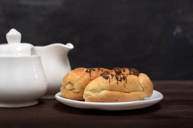 Çikolata jöleli geleneksel Fransız ekleriymiş. Çaya karşılık şeker.