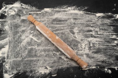 Tahta merdane ve un kaplı masa. Hamur hazırlama süreci