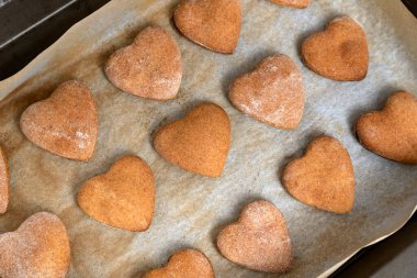 Taze pişmiş ev yapımı zencefilli ekmek ya da ekmek tepsisi üzerinde kurabiye.