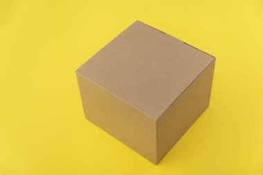 Sarı arkaplandaki el işi kare kutu. Uzayı kopyala Model