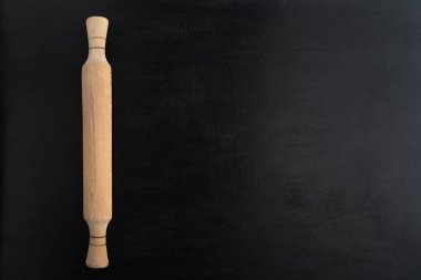 Siyah arka planda ahşap bir raptiye, üst manzara. Spac 'i kopyala Mutfak konsepti.