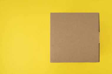 Sarı arkaplan görünümünde basılmamış karton kutu. Uzayı kopyala Model