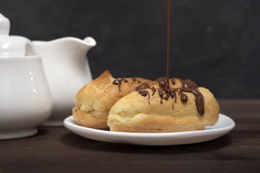 Çikolata jöleli geleneksel Fransız ekleriName