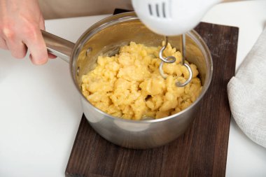 Hamur hazırlama süreci. Karıştırıcı hamuru karıştırır