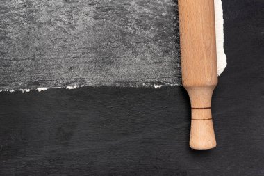 Siyah arkaplan görünümlü ahşap oklu iğne ve un