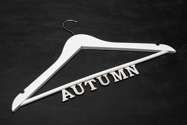 Casaco Madeira Branco Cabide Inscrição Autumn Fundo Preto Outono Vestuário — Fotografia de Stock