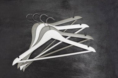 Siyah arka planda birkaç tahta askı var. Üst Manzara. Kostüm konsepti.