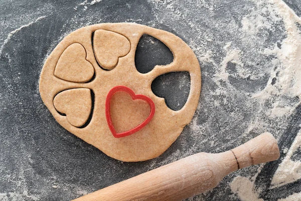 Pedazo Masa Cortadores Galletas Proceso Fabricación Galletas Shortbread Forma Corazón — Foto de Stock