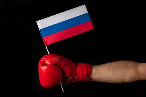 拳击手的手拿着俄罗斯国旗 带俄罗斯国旗的拳击手套被隔离在黑色背景下 — 图库照片