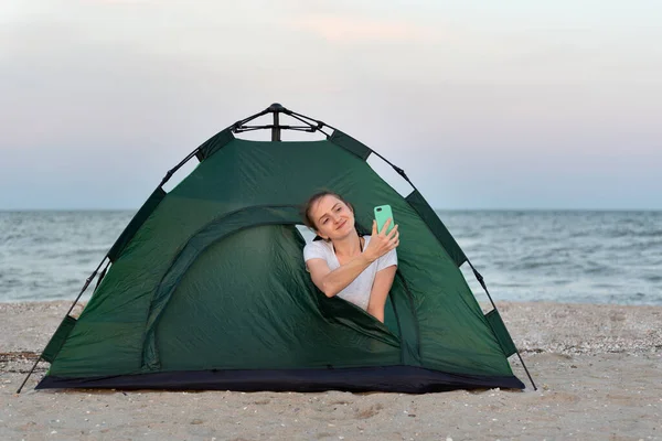 Молодая Женщина Палатке Делает Селфи Кемпинг Берегу Моря — стоковое фото