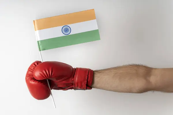 Mão Luva Boxe Segura Bandeira Índia Fundo Branco — Fotografia de Stock