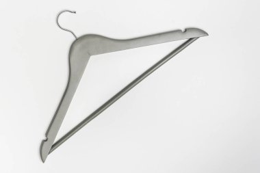 Tahta askı beyaz arka planda izole edilmiş. Kostüm konsepti.