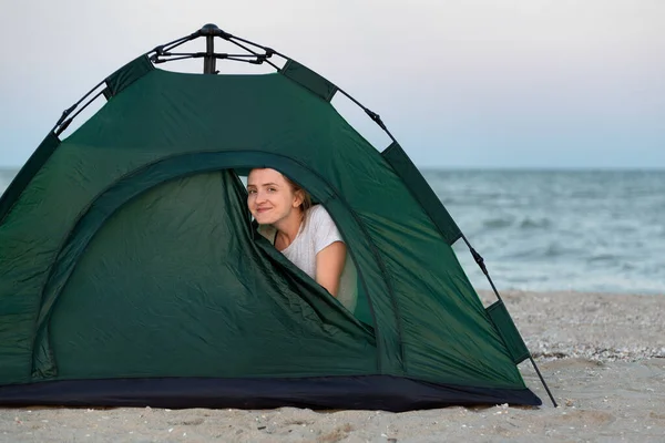 Young Blonde Woman Tourists Peeking Out Tent Camping Sea — Stock Photo, Image