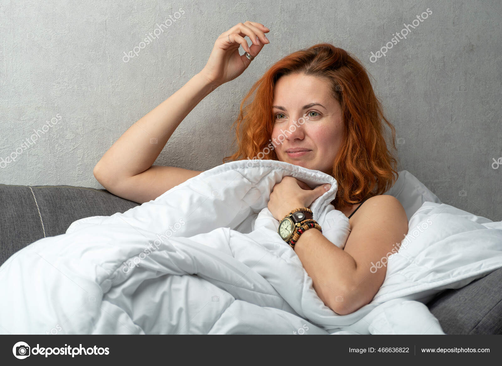 под одеялом   голая 