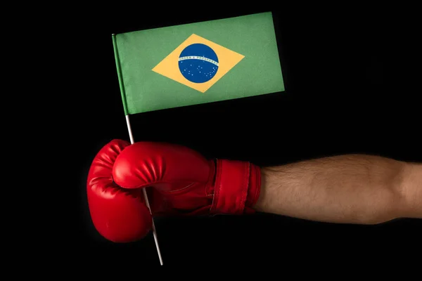 Boxerhanden Håller Brasiliens Flagga Boxningshandske Med Brasiliansk Flagga Svart Bakgrund — Stockfoto