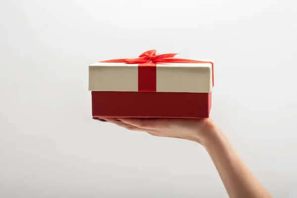 Подарочная Коробка Ладони Белом Фоне Подарок Красным Луком — стоковое фото