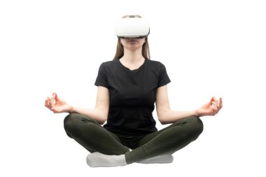 Beyaz arka planda izole edilmiş sanal gerçekliği deneyimleyen bir kız. VR gözlüklü kadın meditasyon yapıyor..